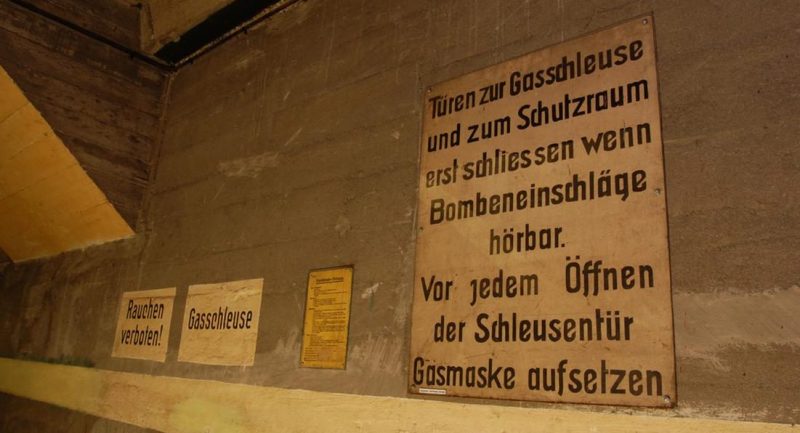 Надписи времен Второй мировой войны с указаниями и инструкциями.
