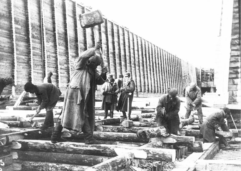 Заключённые на строительстве Беломорско-Балтийского канала. 1932 г.
