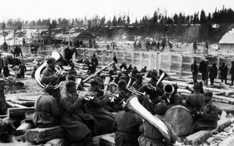 Духовой оркестр, аккомпанирующий работе узников. Строительство Беломорканала,1933 г.