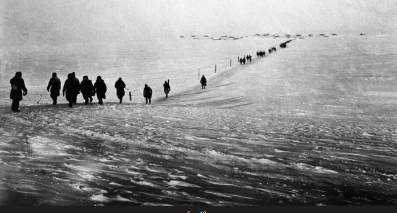 Заключенные на замерзшем заливе Варнека по дороге на прииски. 1936 г.