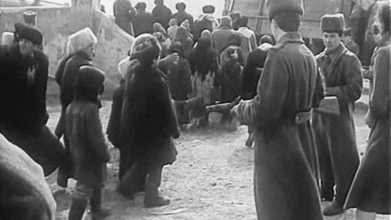 Депортация чеченцев (Кадр из фильма «Холод»). 