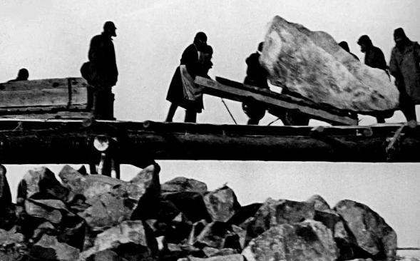 Узники ГУЛАГа в каменоломне. 1937 г. 
