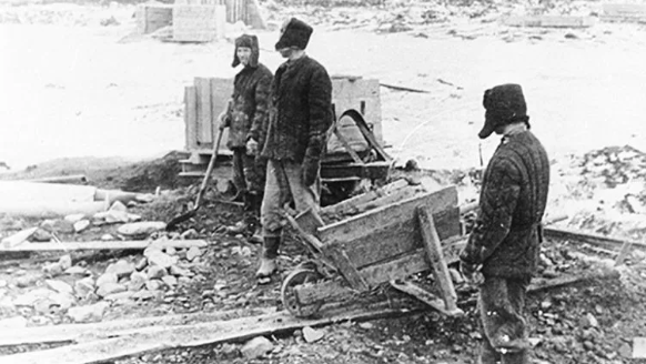  Заключенные на возведении шахты Юнь-Яга. 1937 г.