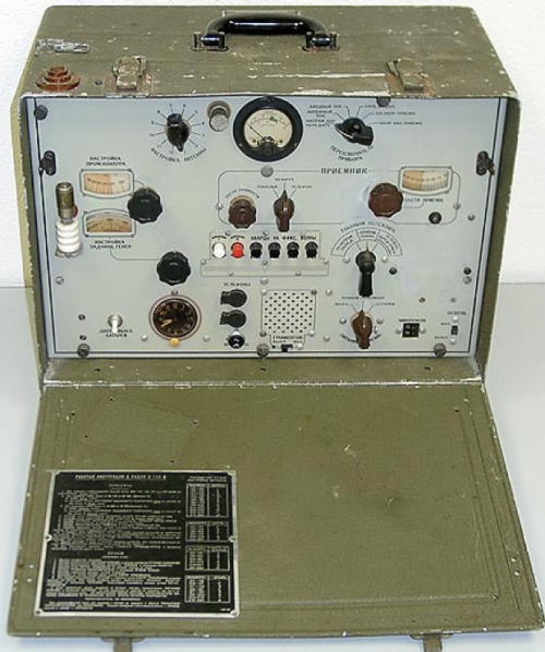 Американская переносная радиостанция V-100B.