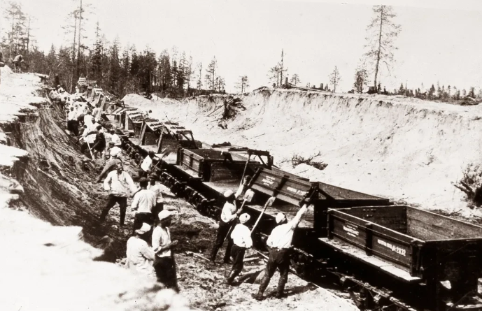 Заключенные на строительстве дороги. 1940 г.