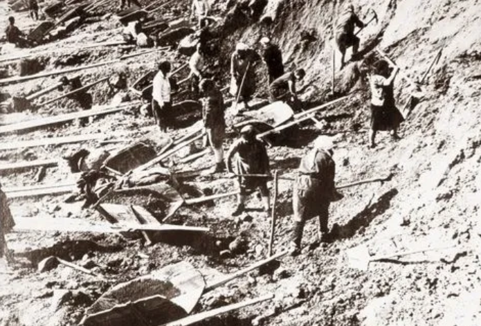 Заключенные на строительстве дороги. 1940 г.