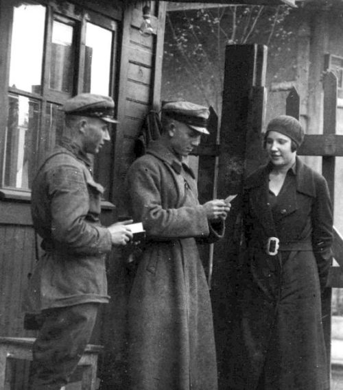 Войска НКВД на охране контрольно-пропускного пункта. 1941 г.