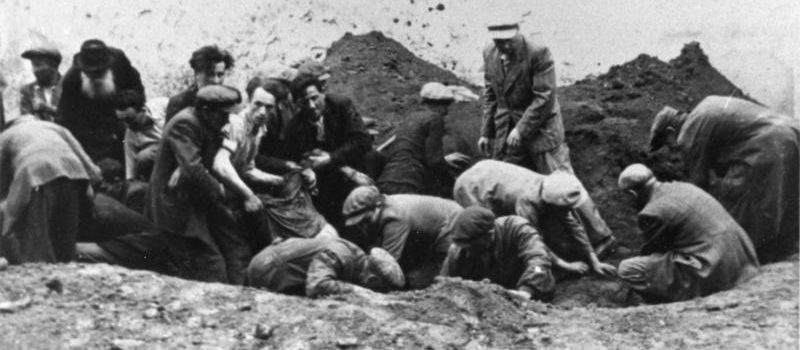 Эксгумация и опознание тел людей во дворе Тарнопольской тюрьмы, расстрелянных НКВД. 10 июля 1941 г. 
