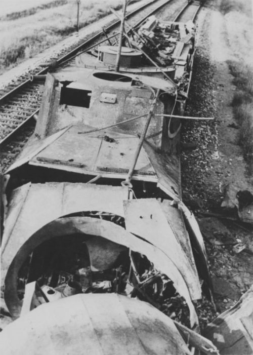 Мотоброневагон Д-2 бронепоезда 3-й дивизии НКВД по охране железнодорожных сооружений, разбитый во время боя на перегоне Брянск — Карачев. 1941 г.