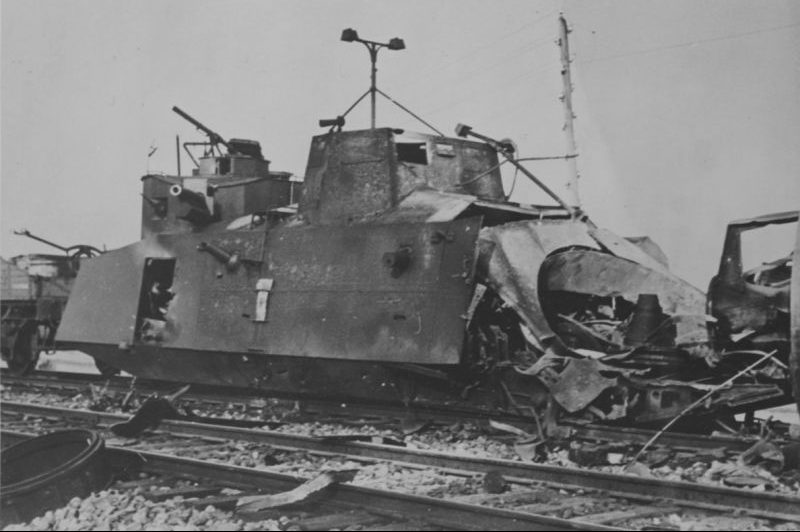 Мотоброневагон Д-2 бронепоезда 3-й дивизии НКВД по охране железнодорожных сооружений, разбитый во время боя на перегоне Брянск — Карачев. 1941 г. 