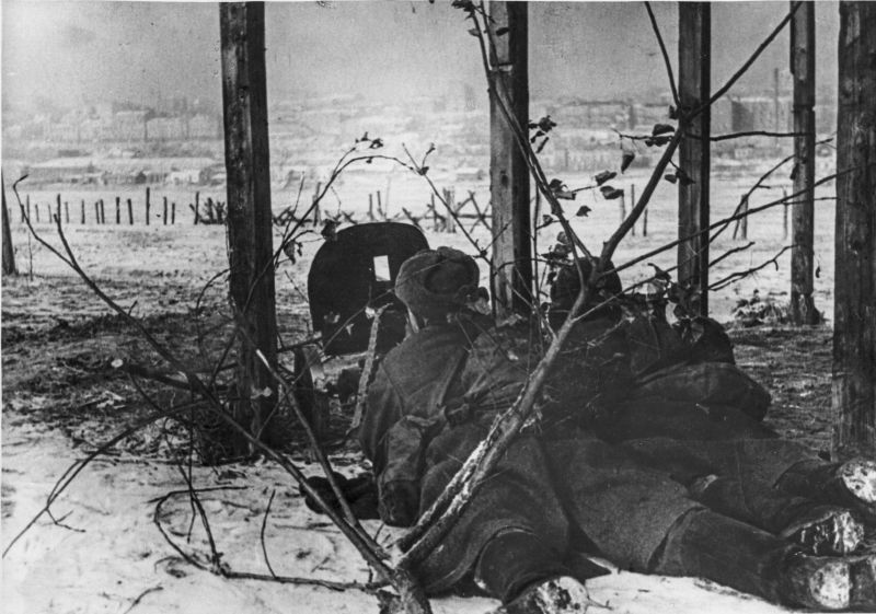Пулеметный расчет 230-го полка конвойных войск НКВД ведет огонь во время боев за Ростов-на-Дону. 1941 г. 