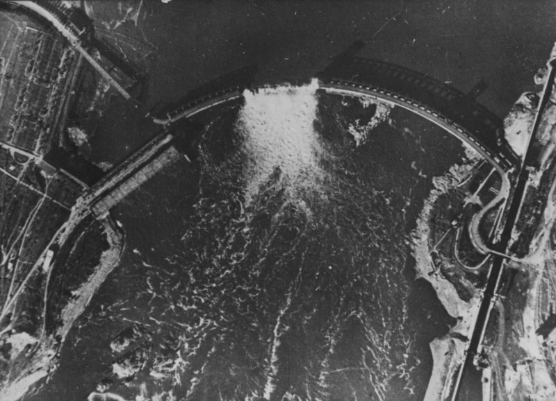 Аэрофотосъемка взорванной НКВД плотины ДнепроГЭСа. 1941 г. 