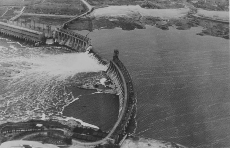 Аэрофотосъемка взорванной НКВД плотины ДнепроГЭСа. 1941 г. 