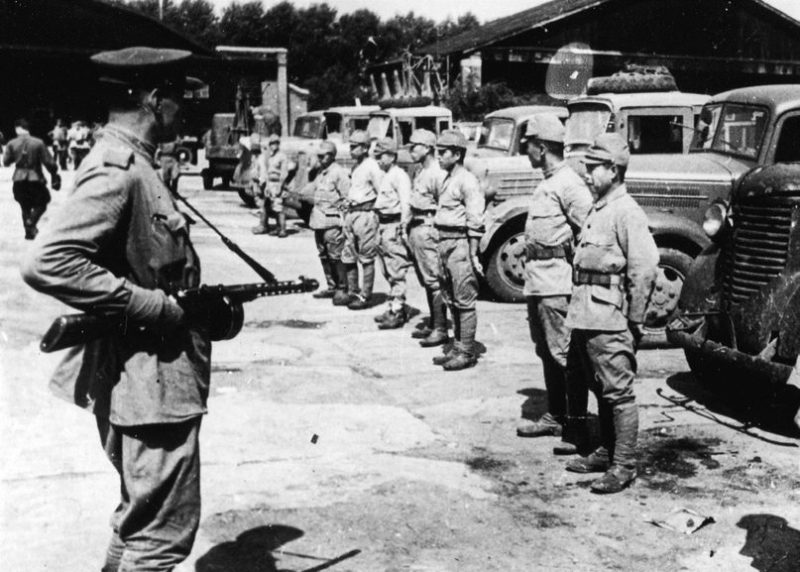 Разоруженное японское подразделение под охраной войск НКВД. 1945 г.