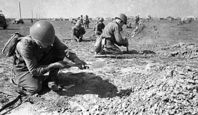 Саперы роют ямы для установки мин на подступах к Одессе. Август 1941 г. 