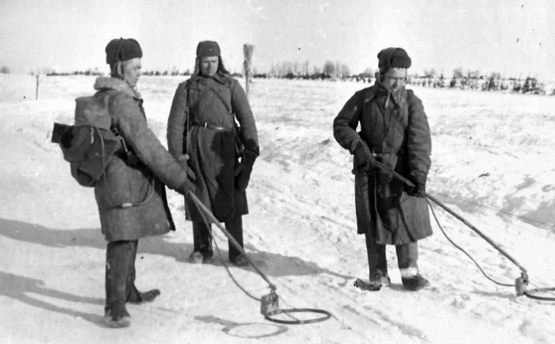 Саперы на разминировании под Москвой. Декабрь 1941 г.