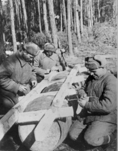 Саперы собирают плот из деревянных бочек. Юго-Западный фронт. 1942 г.