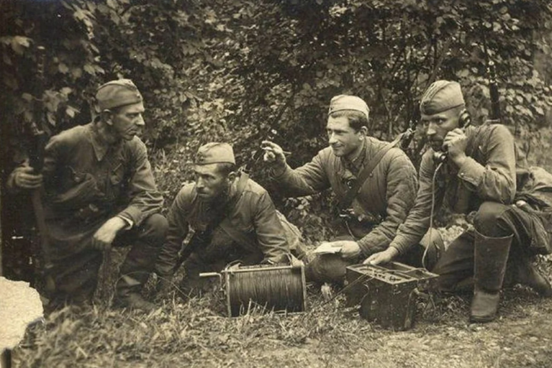 Связисты с катушкой и полевым телефоном. 1941 г.