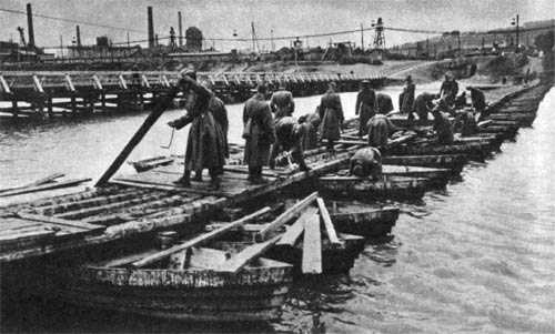 Строительство наплавного моста. 1943 г. 