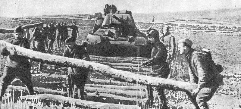 Сапёры строят настил для прохода танков. Май 1944 г. 