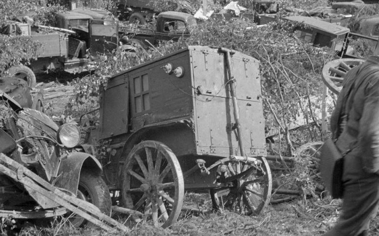 Радиотачанка для радиостанции 5-АК среди разбитой техники. Карелия 1941 г.