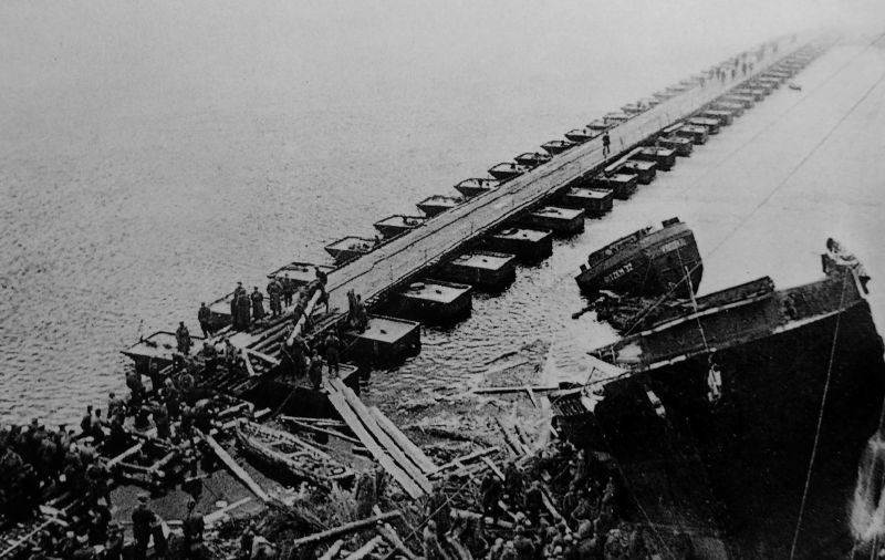 Саперы завершают строительство понтонной переправы через Одер. Апрель 1945 г.