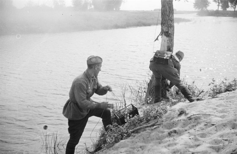 Связисты прокладывают кабель через реку южнее Воронежа. 1942 г. 