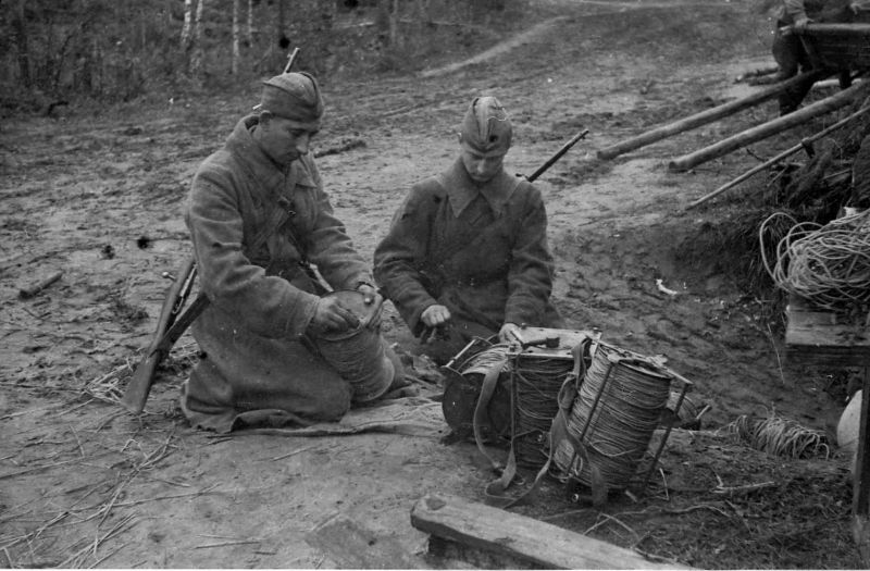 Связисты у катушек с проводами. Калининский фронт. 1942 г. 