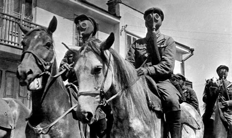 «Ворошиловские всадники» в конном строю и в противогазах. 1938 г.