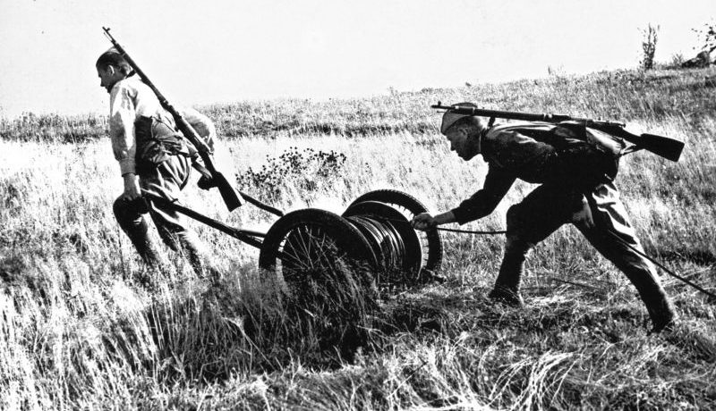 Связисты тянут линию связи. 1943 г.