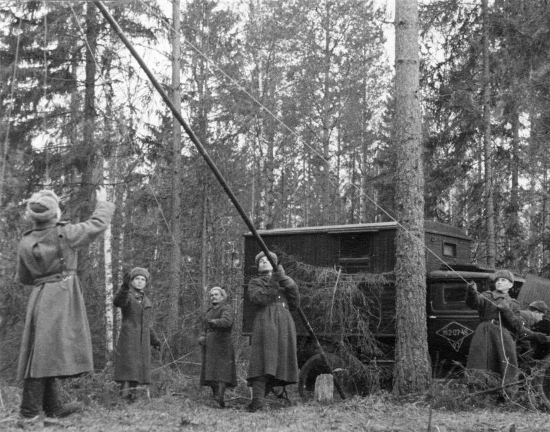 Развертывание радиостанции на пункте связи. 1943 г. 