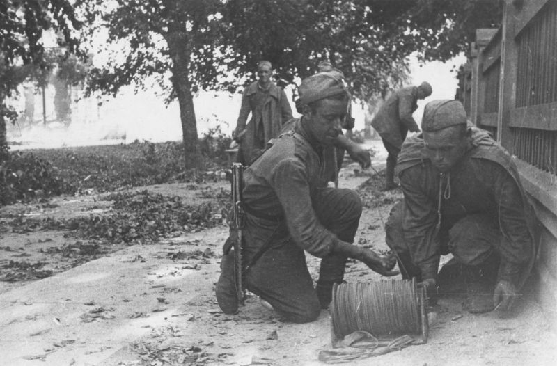 Связисты прокладывают линию связи во время уличных боев в Тарту. 1944 г. 