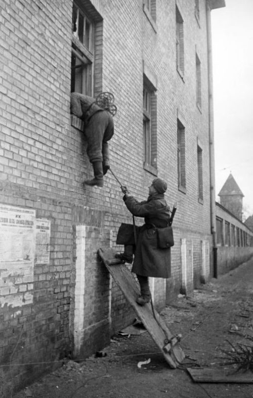 Связисты прокладывают линию связи в одном из кварталов Будапешта. 1945 г.