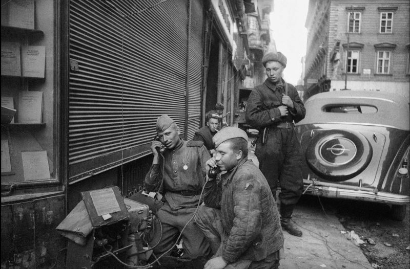 Связисты у полевых телефонов на улице Будапешта. 1945 г.