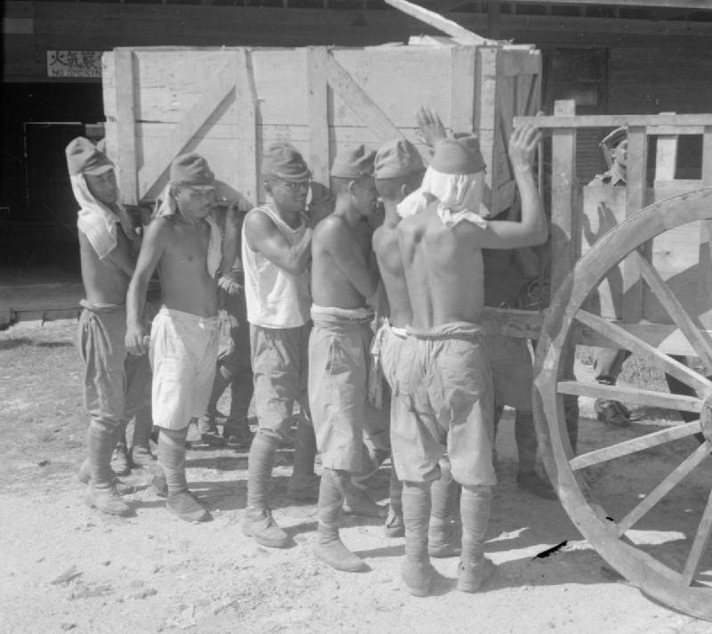 Японские военнопленные на работах в Сингапуре. 1945 г.