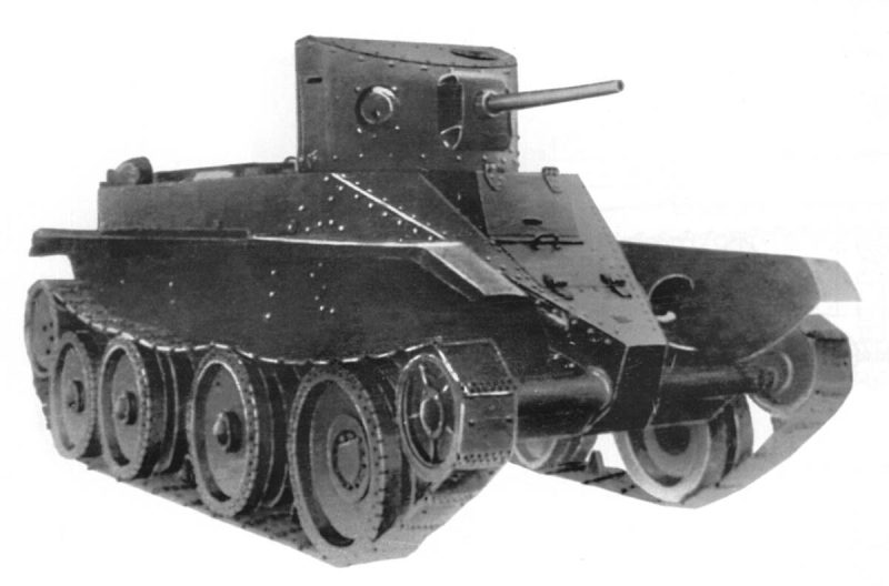 Лёгкий колёсно-гусеничный танк БТ-2.