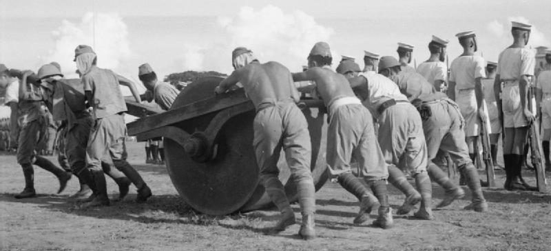 Японские военнопленные на работах в Сингапуре. 1945 г.