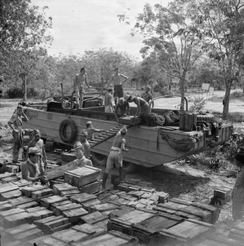 Японские военнопленные на работах в Сингапуре. 1945 г.