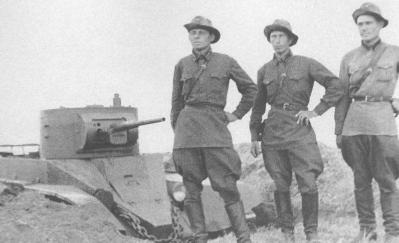 Танкисты 11-й танковой бригады у танка БТ-5 на Халхин-Голе. 1939 г.