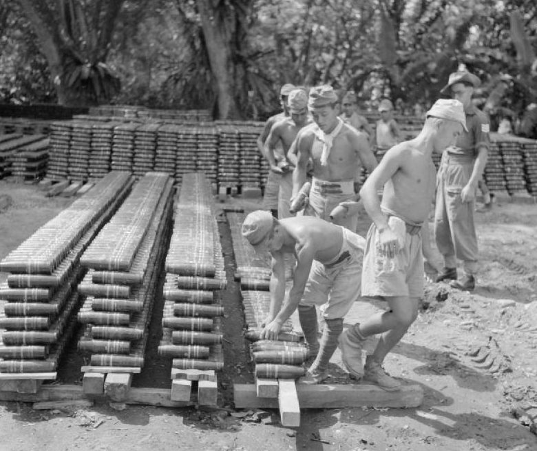 Военнопленные занимаются утилизацией боеприпасов. Малайя. 1945 г. 