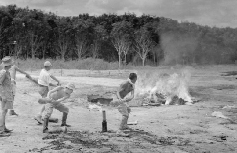 Военнопленные занимаются утилизацией боеприпасов. Малайя. 1945 г. 