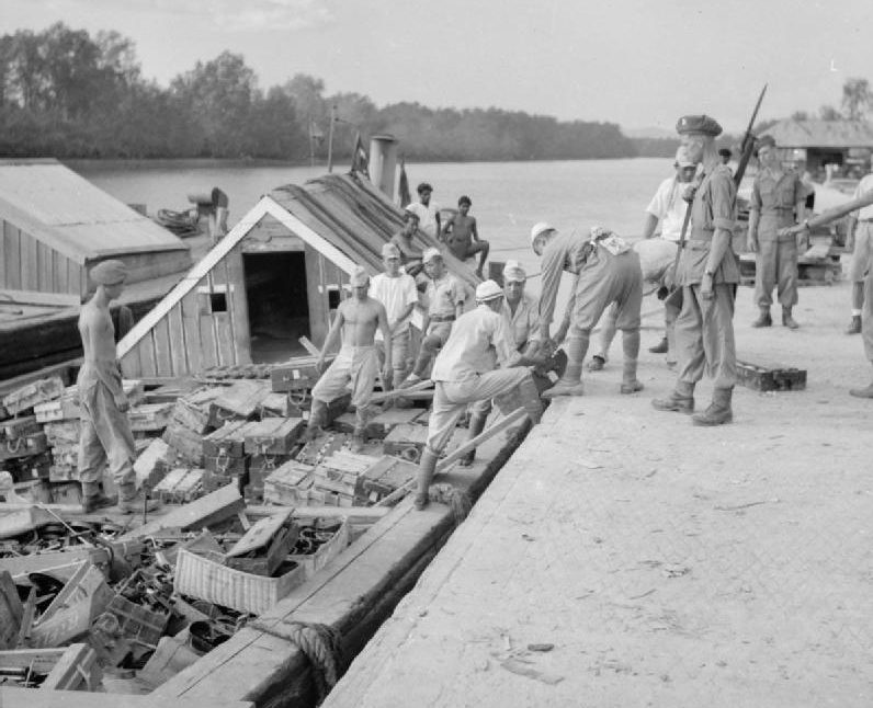 Военнопленные занимаются утилизацией боеприпасов. Малайя. 1945 г. 