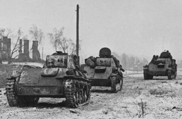Колонна легких танков Т-70 на подступах к Красному Селу. 1944 год.