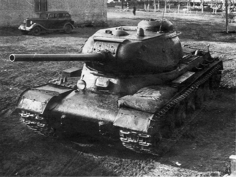 Тяжелый танк ИС-1.