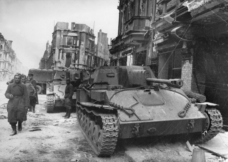 СУ-76М на одной из улиц Берлина, 1945 год.