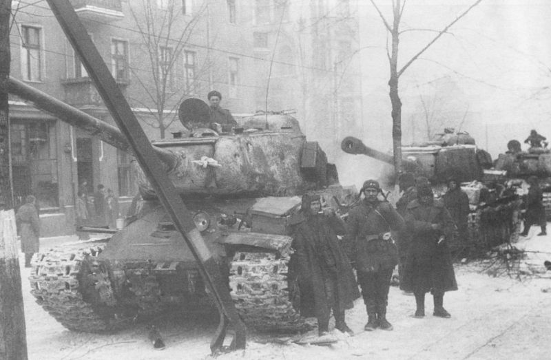 Танки ИС-2 на улицах освобожденной Познани. 1-й Белорусский фронт. Февраль 1945 г. 