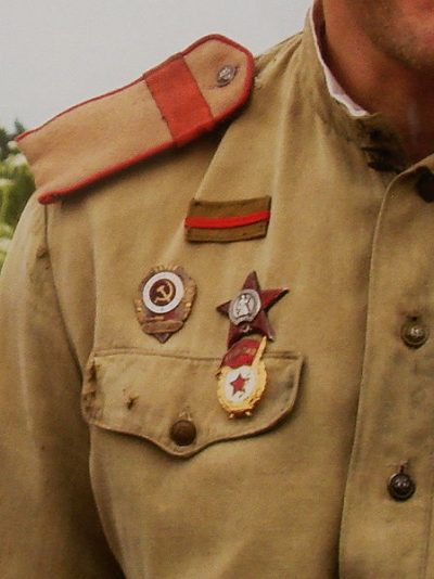 Знак легкого ранения на гимнастёрке.