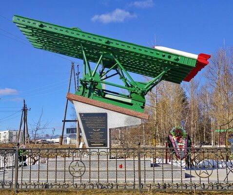 Памятный знак «Катюше» в селе Каринское Московской области, установленный в 1993 году. 