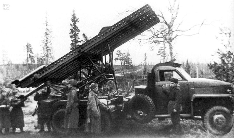 Серийная установка БМ-13 на базе Студебеккере. 1942 г. 