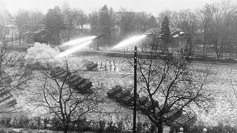 Тяжелые реактивные минометы ведут огонь в районе Будапешта. 1945 г.